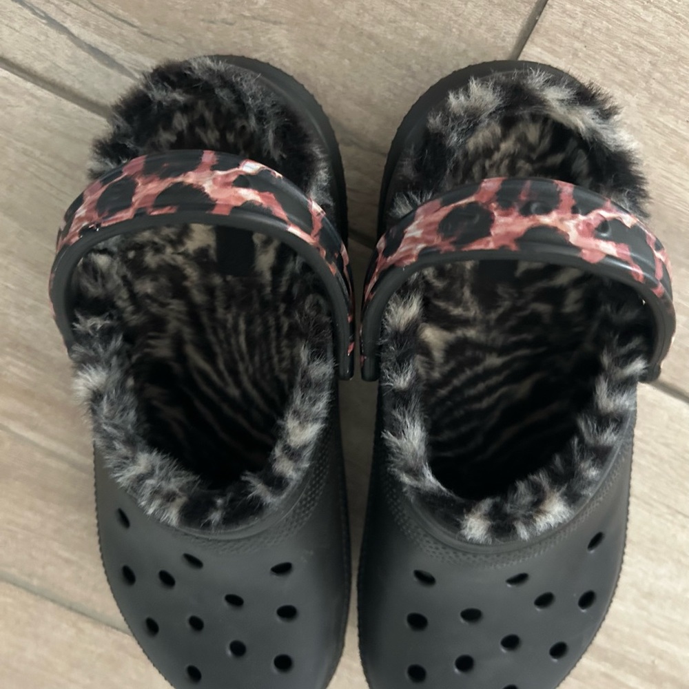 CROCS Black leopard lined with sport mode strap - like new women 9, men 7 - Picture 3 of 6